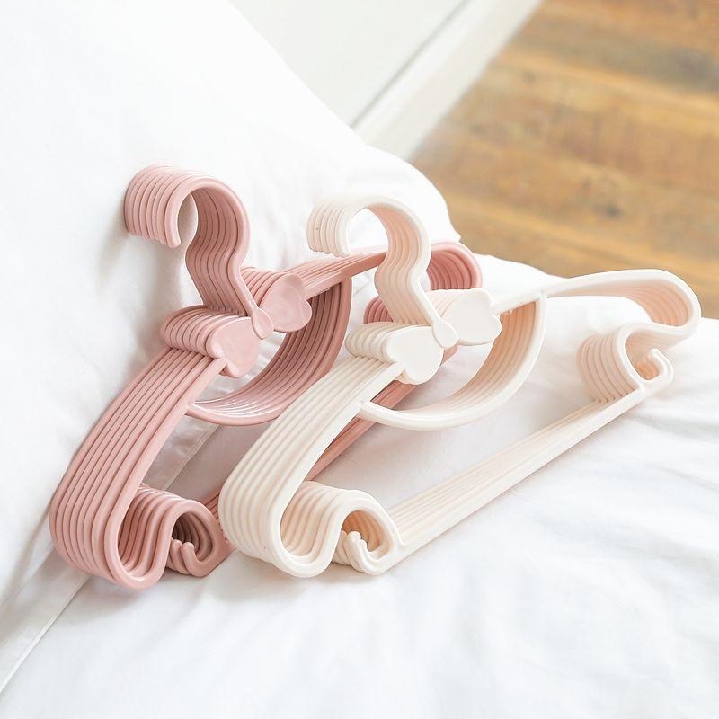 Baby Clothing Hangers - 10 個ベビー服ラックポータブルプラスチックタオルディスプレイスカーフハンガー子供服オーガナイザー防風子供コートハンガー