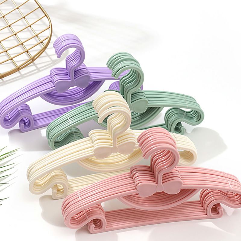 Baby Clothing Hangers - 10 個の子供用ハンガー、ポータブルプラスチックディスプレイハンガー防風子供用アウターハンガーベビー服オーガナイザー