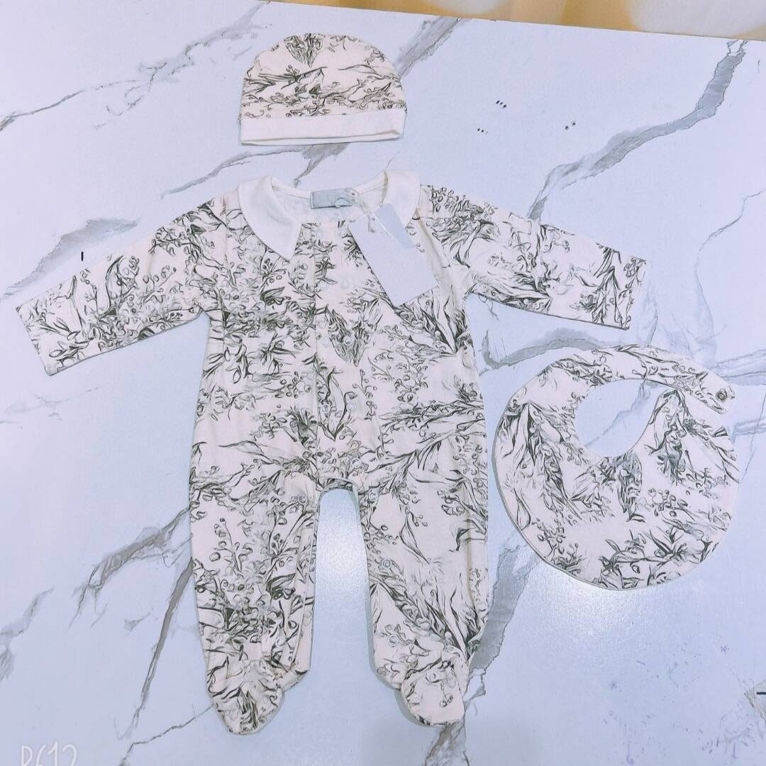 Baby Clothing Next - 2024年新作デザインベビー服 新生児用純綿ジャンプスーツ フルプリント 森柄ベビーガールロンパース よだれかけ帽子付き3点セット